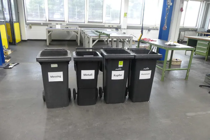 Konvolut Altmetall in 4x Wertstofftonnen